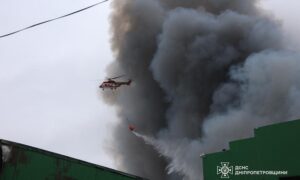 Задіяно авіацію: на Дніпропетровщині триває ліквідація масштабної пожежі після ранкової атаки (фото)