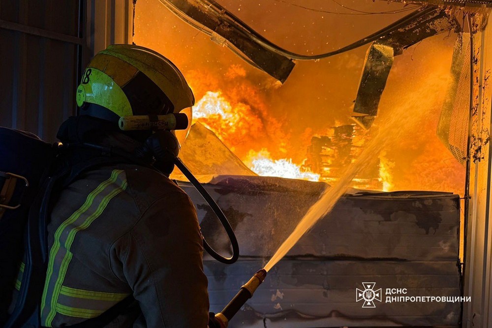 На Дніпропетровщині триває ліквідація масштабної пожежі: фото На Дніпропетровщині триває ліквідація масштабної пожежі: фото