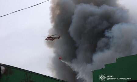 Задіяно авіацію: на Дніпропетровщині триває ліквідація масштабної пожежі після ранкової атаки (фото)