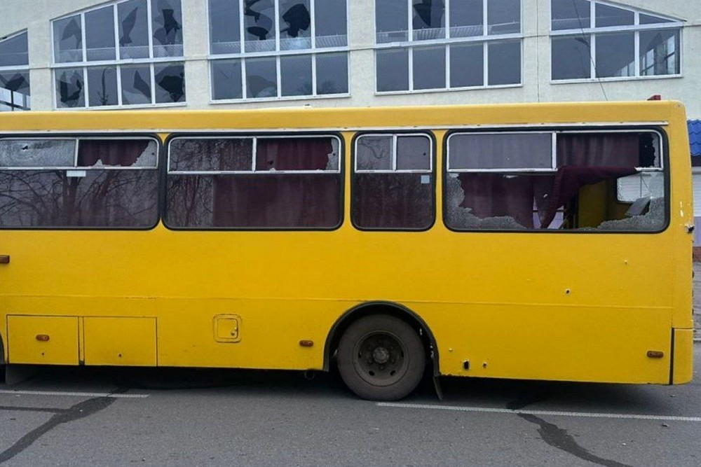 У Нікополі побито автобусні зупинки і маршрутку, гімназію, торгівельні павільйони, під ударом був і район, а також Криворіжжя (фото)