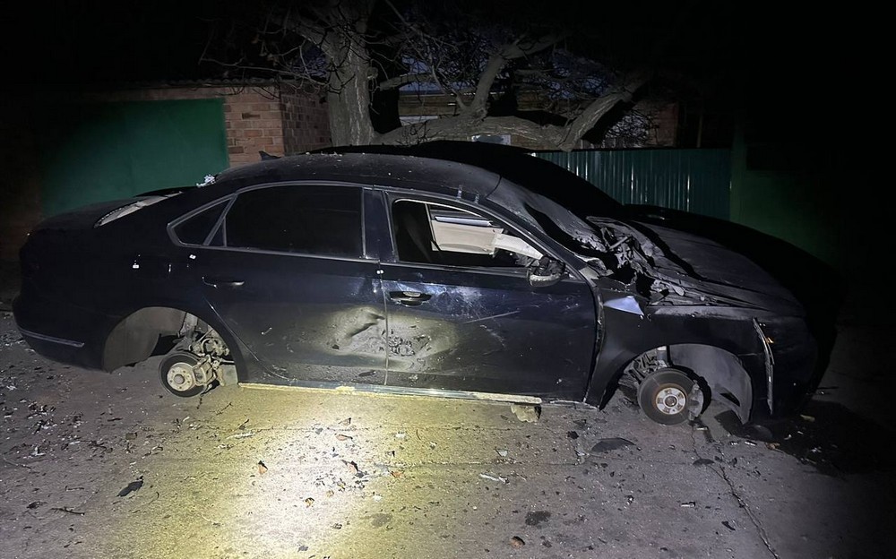 У Нікополі ворог влучив дронами в автівку і будинок, під обстрілами були ще три громади району