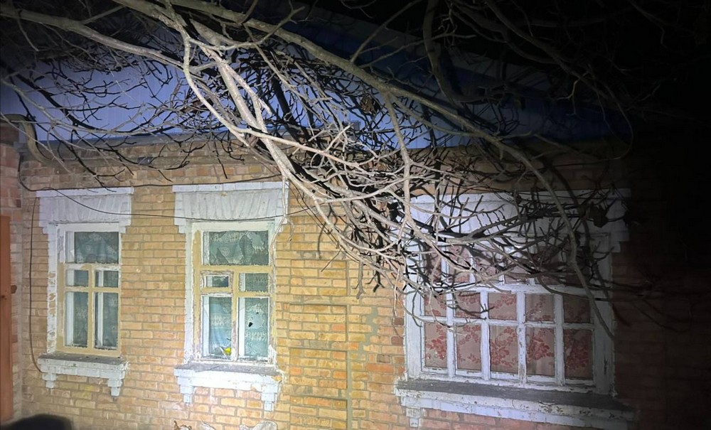 У Нікополі ворог влучив дронами в автівку і будинок, під обстрілами були ще три громади району