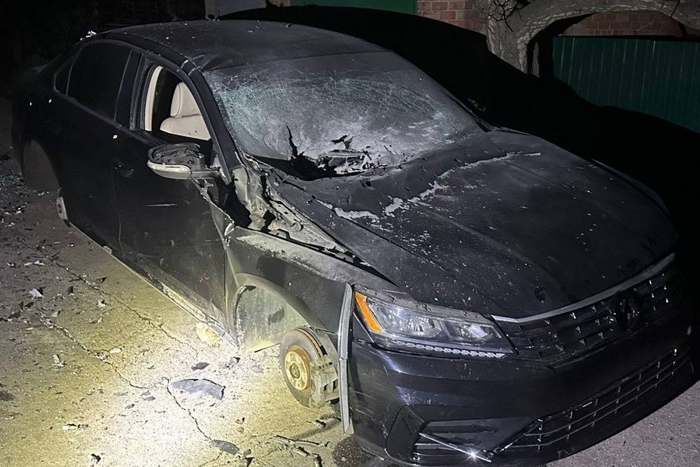 У Нікополі ворог влучив дронами в автівку і будинок, під обстрілами були ще три громади району