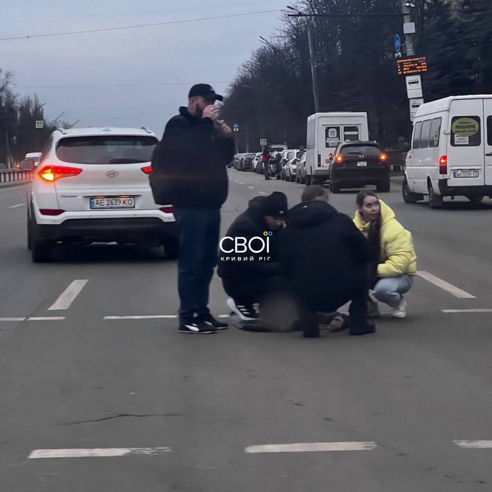 Відео моменту ДТП: дитина вибігла просто під колеса – у Кривому Розі авто наїхало на 12-річну дівчинку на пішохідному переході3 Відео моменту ДТП: дитина вибігла просто під колеса – у Кривому Розі авто наїхало на 12-річну дівчинку на пішохідному переході