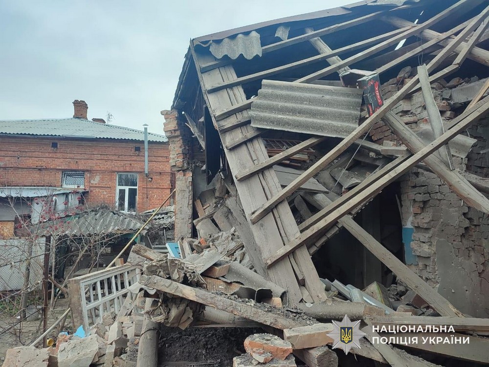 Двоє поранених, побиті інфраструктура і будинки на Нікопольщині, під обстрілами Криворіжжя і Павлоградщина – поліція про наслідки ворожих атак