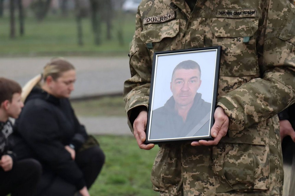 Другий день поспіль над містом «Плине кача»… На Нікопольщині сьогодні провели в останню путь Героя (фото) Другий день поспіль над містом «Плине кача»… На Нікопольщині сьогодні провели в останню путь Героя (фото)