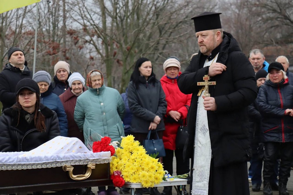 Другий день поспіль над містом «Плине кача»… На Нікопольщині сьогодні провели в останню путь Героя (фото) Другий день поспіль над містом «Плине кача»… На Нікопольщині сьогодні провели в останню путь Героя (фото)