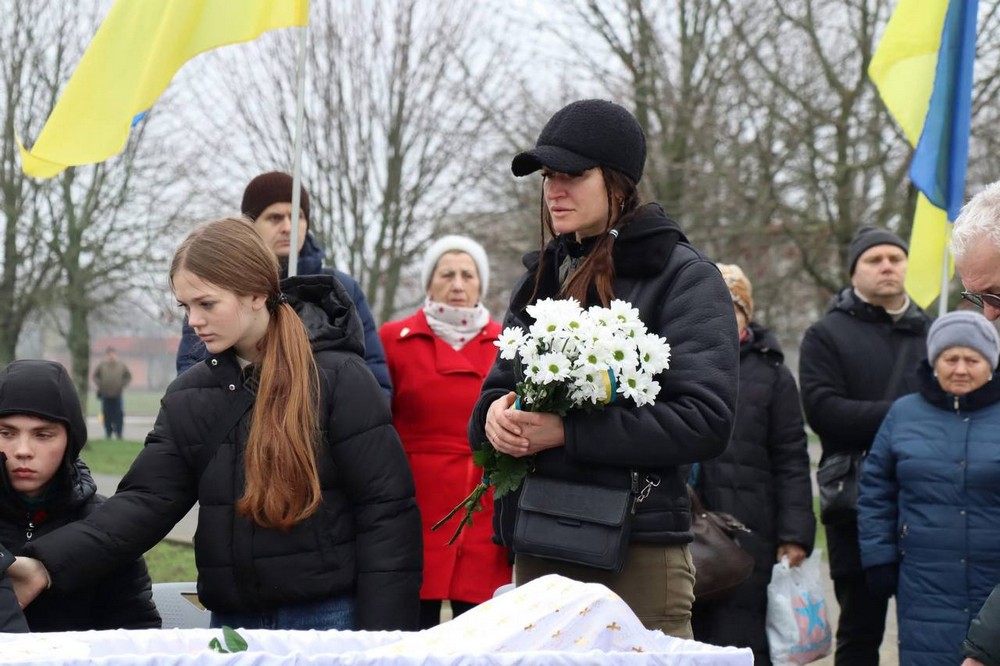 Другий день поспіль над містом «Плине кача»… На Нікопольщині сьогодні провели в останню путь Героя (фото) Другий день поспіль над містом «Плине кача»… На Нікопольщині сьогодні провели в останню путь Героя (фото)