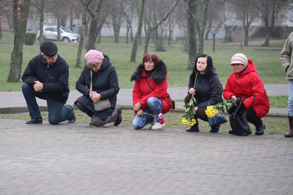 Другий день поспіль над містом «Плине кача»… На Нікопольщині сьогодні провели в останню путь Героя (фото) Другий день поспіль над містом «Плине кача»… На Нікопольщині сьогодні провели в останню путь Героя (фото)