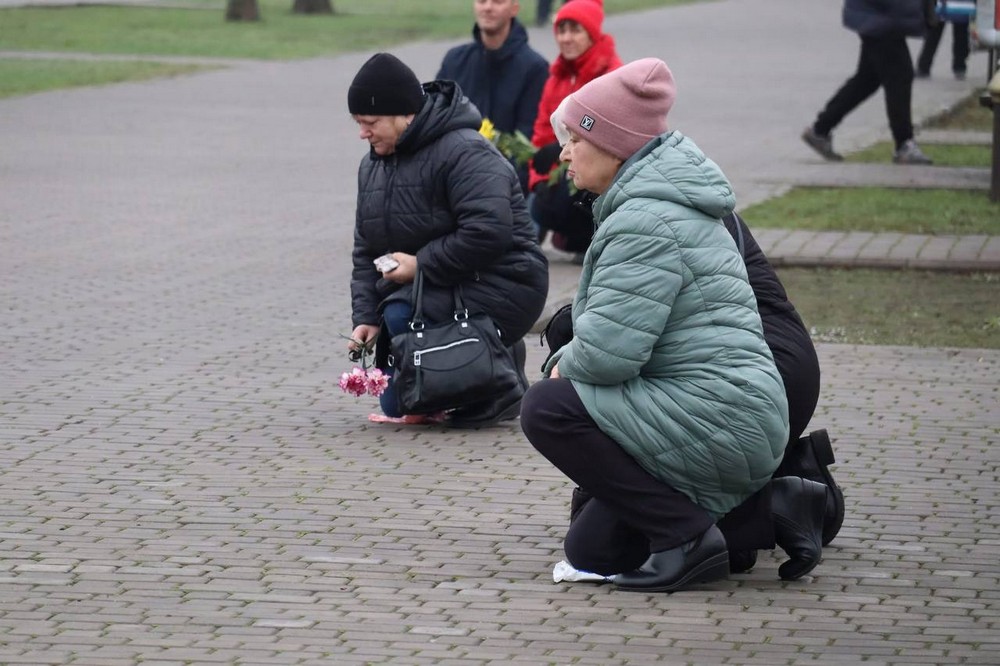Другий день поспіль над містом «Плине кача»… На Нікопольщині сьогодні провели в останню путь Героя (фото) 1 Другий день поспіль над містом «Плине кача»… На Нікопольщині сьогодні провели в останню путь Героя (фото)