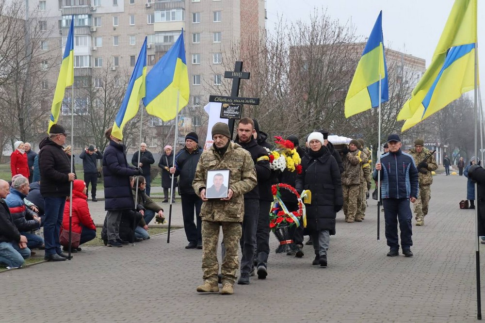 Другий день поспіль над містом «Плине кача»… На Нікопольщині сьогодні провели в останню путь Героя (фото) Другий день поспіль над містом «Плине кача»… На Нікопольщині сьогодні провели в останню путь Героя (фото)