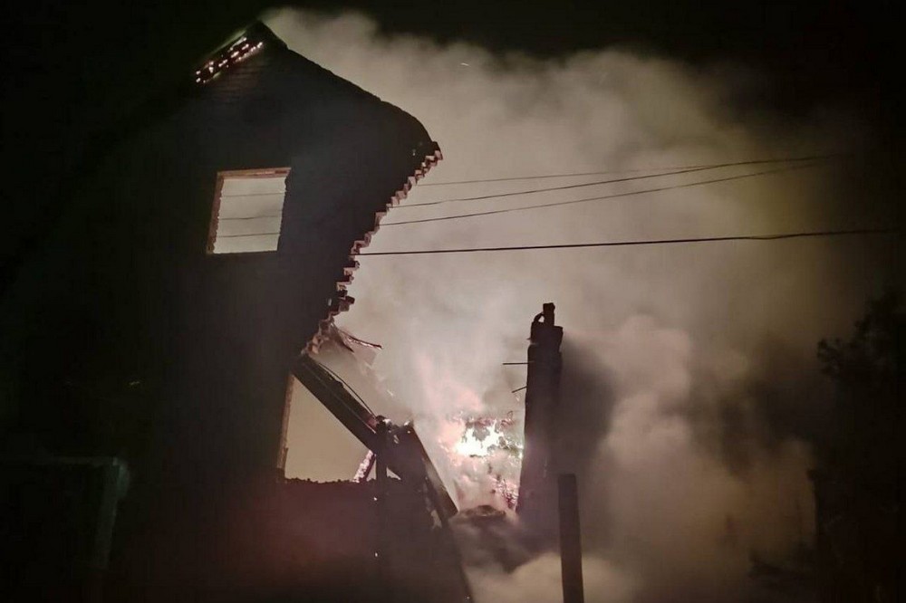 Вбитий і 4 поранених у Павлограді, у Нікополі побито будинки і авто, на Синельниківщині виникла пожежа – важка ніч на Дніпропетровщині 12 грудня Вбитий і 4 поранених у Павлограді, у Нікополі побито будинки і авто, на Синельниківщині виникла пожежа – важка ніч на Дніпропетровщині 12 грудня