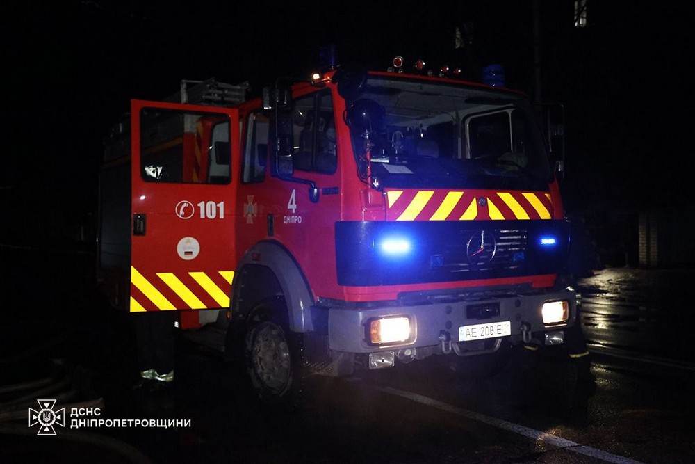 У Нікополі дрон влучив у мікроавтобус, виникла пожежа, двоє поранених – ДСНС (фото) У Нікополі дрон влучив у мікроавтобус, виникла пожежа, двоє поранених – ДСНС (фото)