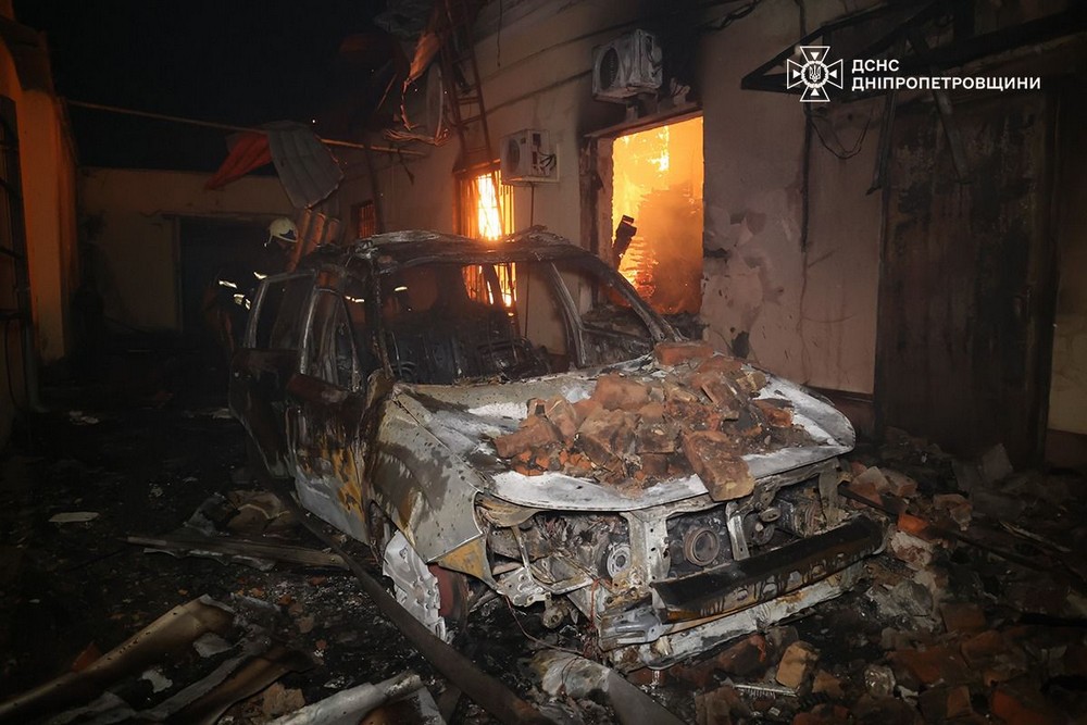 У Нікополі дрон влучив у мікроавтобус, виникла пожежа, двоє поранених – ДСНС (фото) У Нікополі дрон влучив у мікроавтобус, виникла пожежа, двоє поранених – ДСНС (фото)