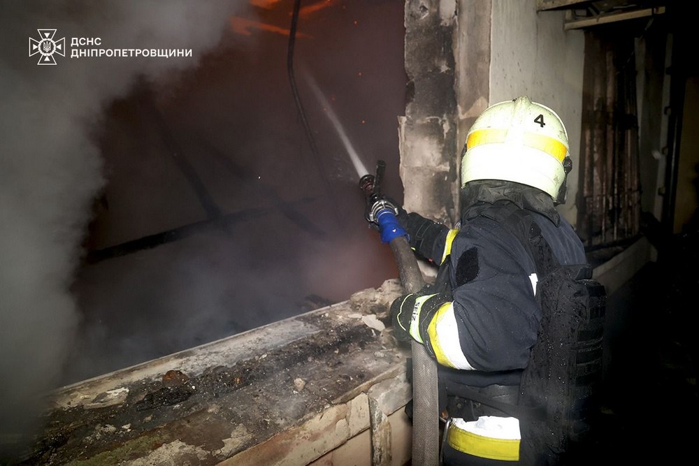 У Нікополі дрон влучив у мікроавтобус, виникла пожежа, двоє поранених – ДСНС (фото) У Нікополі дрон влучив у мікроавтобус, виникла пожежа, двоє поранених – ДСНС (фото)