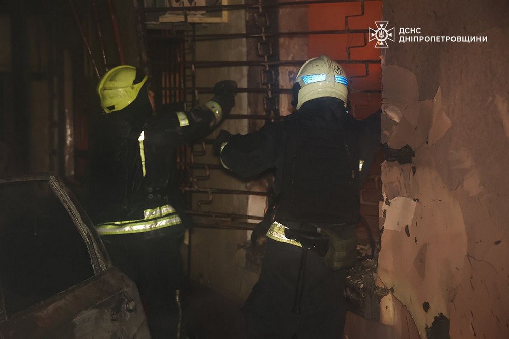 У Нікополі дрон влучив у мікроавтобус, виникла пожежа, двоє поранених – ДСНС (фото) У Нікополі дрон влучив у мікроавтобус, виникла пожежа, двоє поранених – ДСНС (фото)