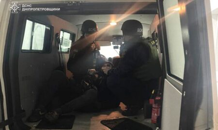 У Нікополі дрон влучив у мікроавтобус, виникла пожежа, двоє поранених – ДСНС (фото)