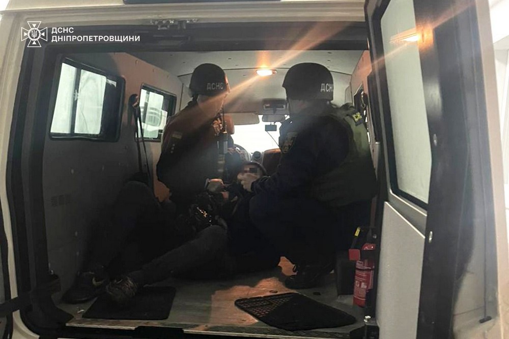 У Нікополі дрон влучив у мікроавтобус, виникла пожежа, двоє поранених – ДСНС (фото) 1 У Нікополі дрон влучив у мікроавтобус, виникла пожежа, двоє поранених – ДСНС (фото)