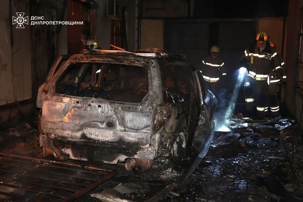 У Нікополі дрон влучив у мікроавтобус, виникла пожежа, двоє поранених – ДСНС (фото) У Нікополі дрон влучив у мікроавтобус, виникла пожежа, двоє поранених – ДСНС (фото)