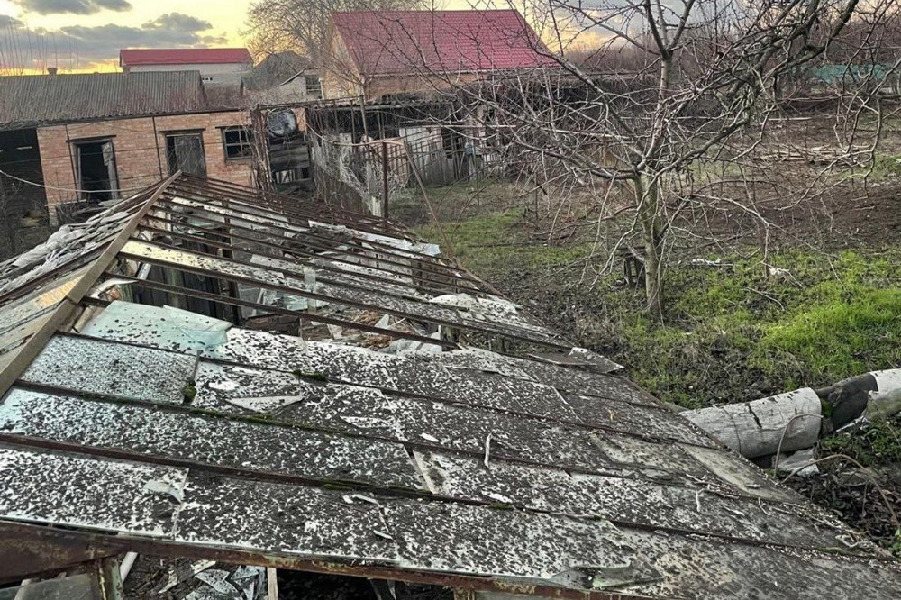 Поранено хлопця, побито АЗС, сталася пожежа: у Нікополі і районі не вщухали обстріли протягом дня (фото) Поранено хлопця, побито АЗС, сталася пожежа: у Нікополі і районі не вщухали обстріли протягом дня (фото)