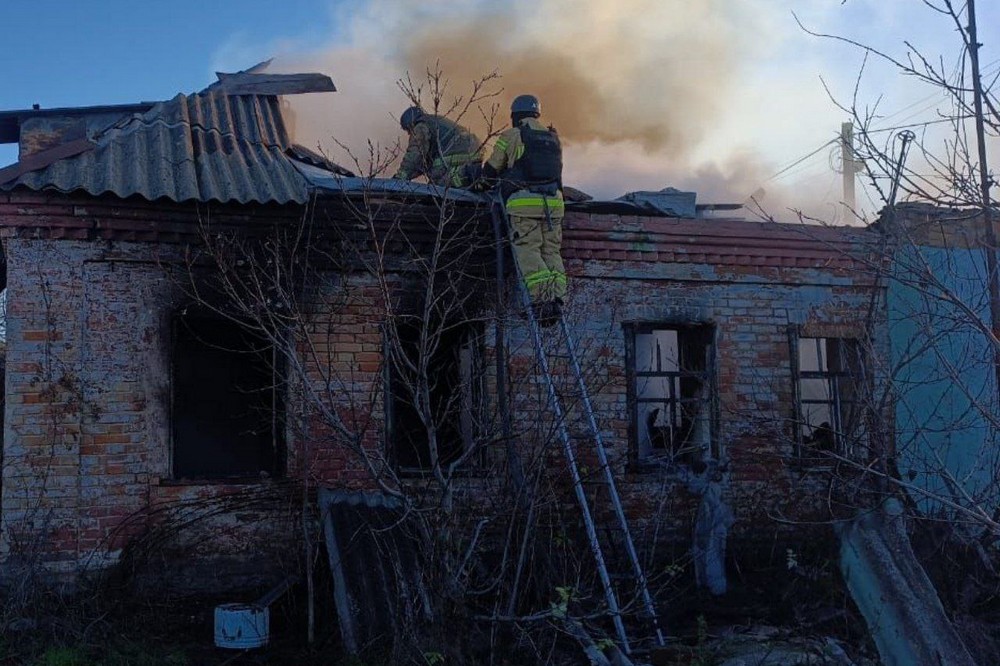 Поранено хлопця, побито АЗС, сталася пожежа: у Нікополі і районі не вщухали обстріли протягом дня (фото) Поранено хлопця, побито АЗС, сталася пожежа: у Нікополі і районі не вщухали обстріли протягом дня (фото)