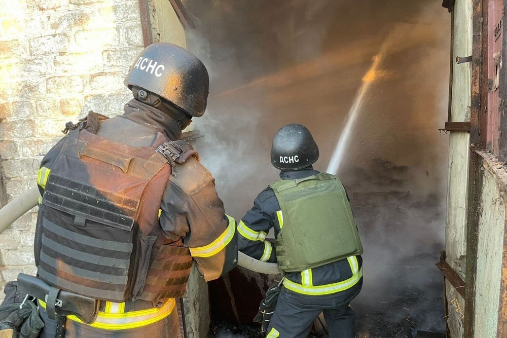 Поранено хлопця, побито АЗС, сталася пожежа: у Нікополі і районі не вщухали обстріли протягом дня (фото) Поранено хлопця, побито АЗС, сталася пожежа: у Нікополі і районі не вщухали обстріли протягом дня (фото)