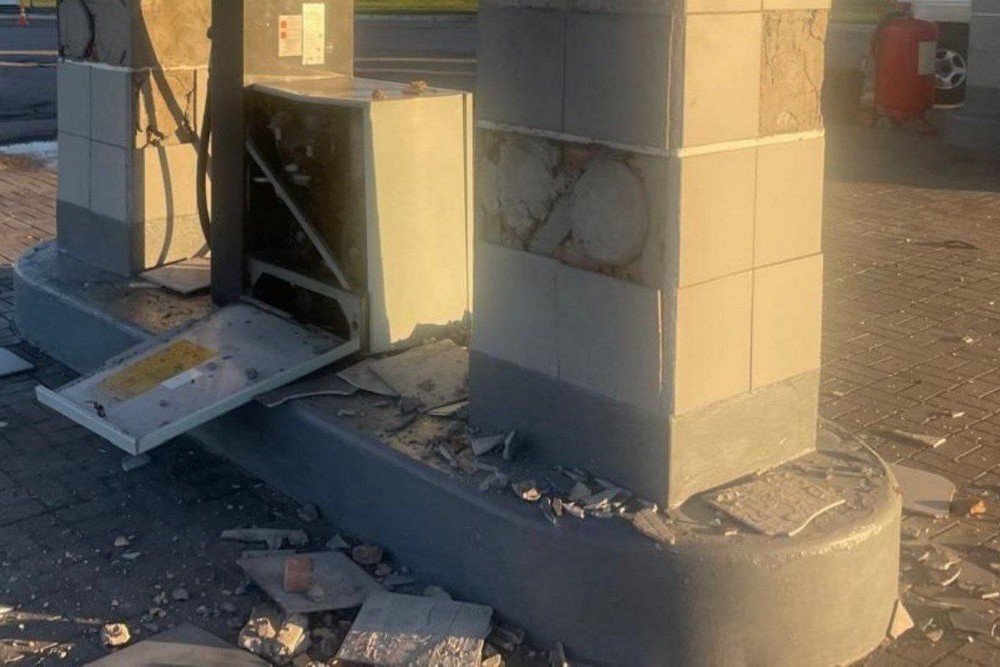 Поранено хлопця, побито АЗС, сталася пожежа: у Нікополі і районі не вщухали обстріли протягом дня (фото) Поранено хлопця, побито АЗС, сталася пожежа: у Нікополі і районі не вщухали обстріли протягом дня (фото)