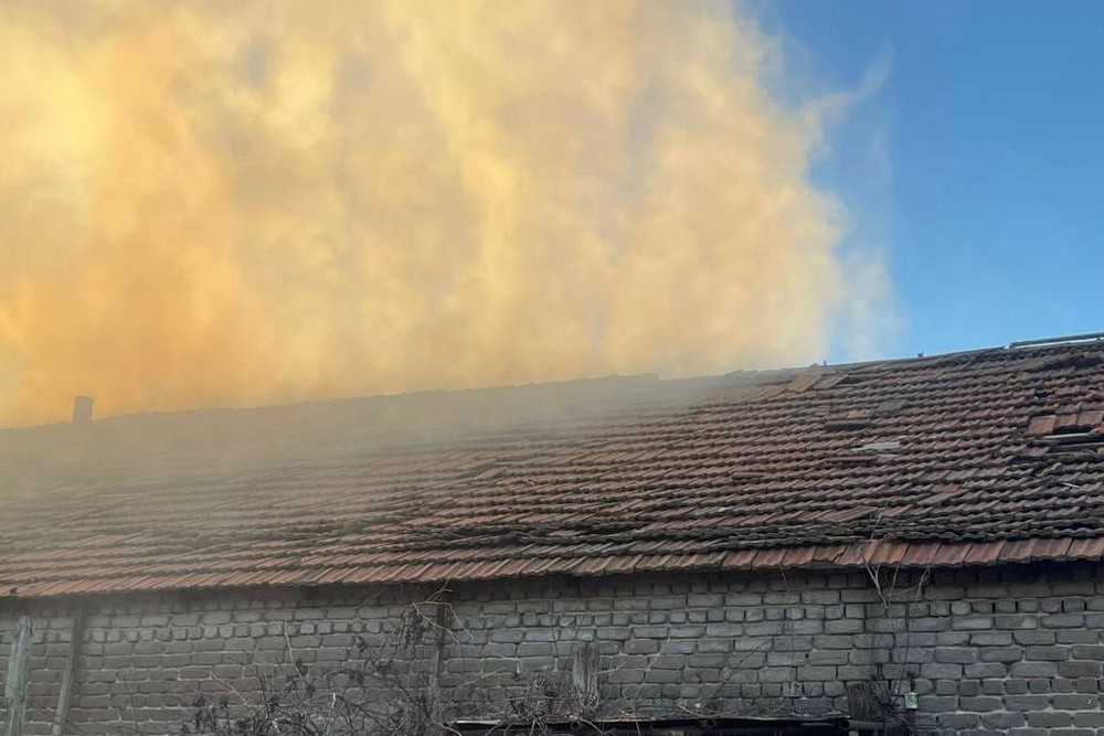 Поранено хлопця, побито АЗС, сталася пожежа: у Нікополі і районі не вщухали обстріли протягом дня (фото) Поранено хлопця, побито АЗС, сталася пожежа: у Нікополі і районі не вщухали обстріли протягом дня (фото)