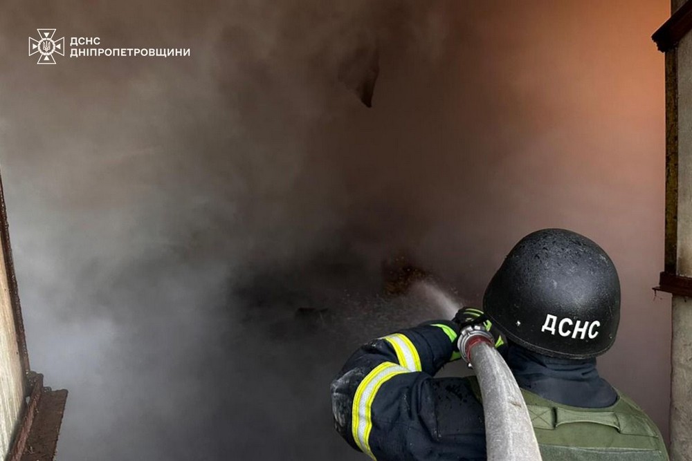 Загорілися будинок, АЗС і нежитлова будівля: у Нікополі і районі рятувальники загасили пожежі після обстрілів (фото) Загорілися будинок, АЗС і нежитлова будівля: у Нікополі і районі рятувальники загасили пожежі після обстрілів (фото)