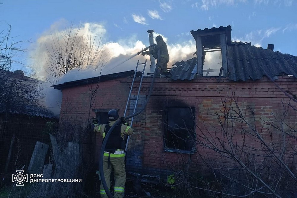 Загорілися будинок, АЗС і нежитлова будівля: у Нікополі і районі рятувальники загасили пожежі після обстрілів (фото) Загорілися будинок, АЗС і нежитлова будівля: у Нікополі і районі рятувальники загасили пожежі після обстрілів (фото)