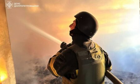 Загорілися будинок, АЗС і нежитлова будівля: у Нікополі і районі рятувальники загасили пожежі після обстрілів (фото)