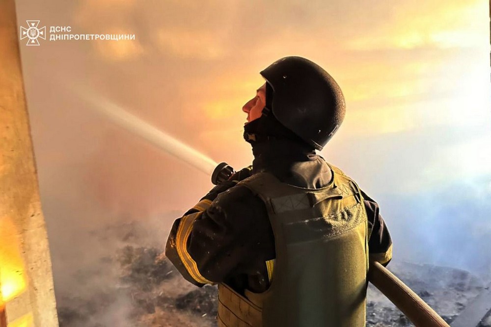 Загорілися будинок, АЗС і нежитлова будівля: у Нікополі і районі рятувальники загасили пожежі після обстрілів (фото) 1 Загорілися будинок, АЗС і нежитлова будівля: у Нікополі і районі рятувальники загасили пожежі після обстрілів (фото)