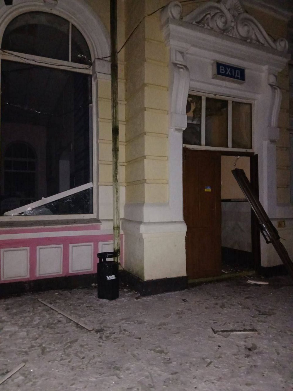 Внаслідок ворожої атаки пошкоджено вокзал на Дніпропетровщині. Серед поранених – рятувальник. Затримуються потяги. Внаслідок ворожої атаки пошкоджено вокзал на Дніпропетровщині. Серед поранених – рятувальник. Затримуються потяги.