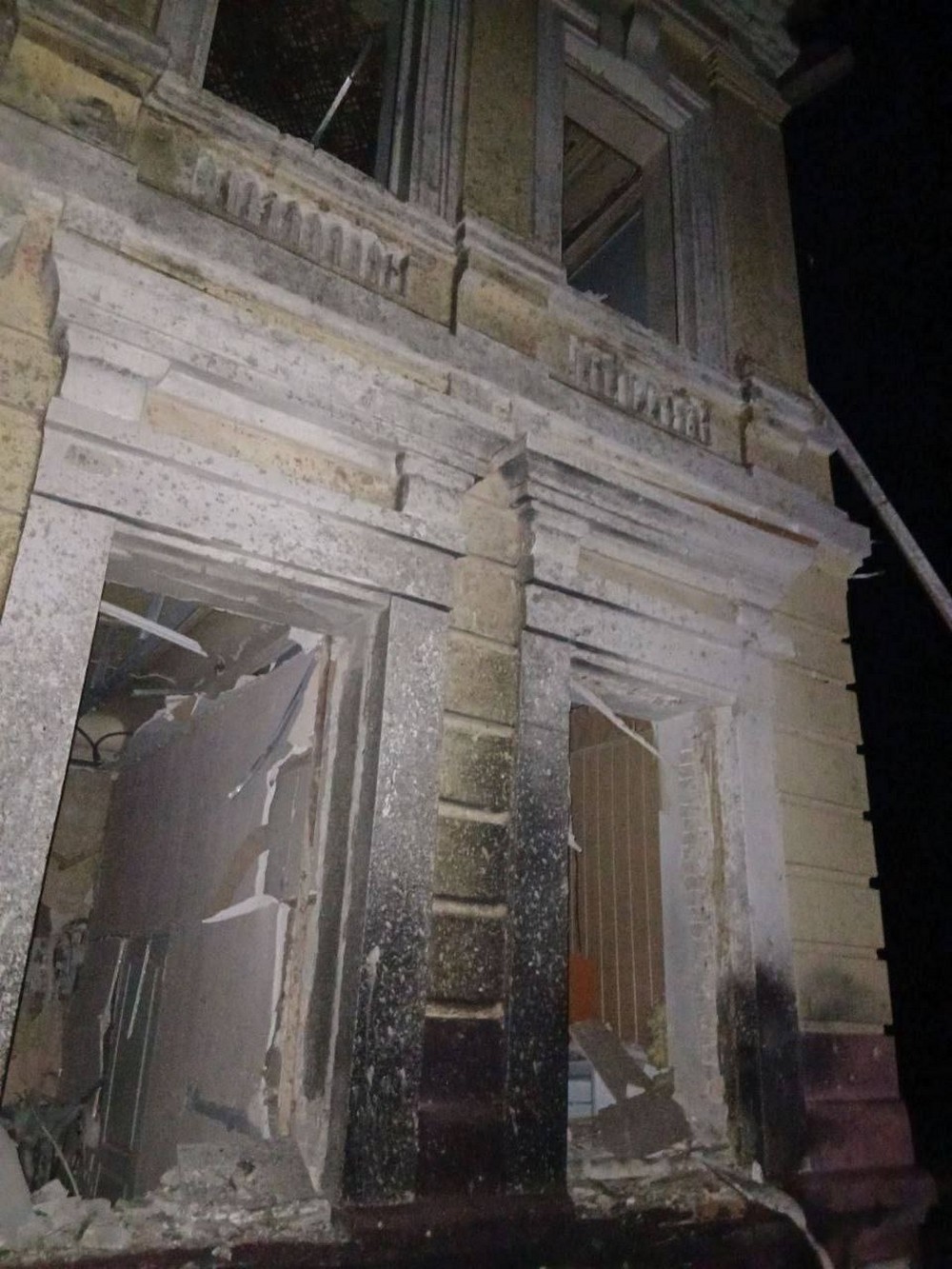 Внаслідок ворожої атаки пошкоджено вокзал на Дніпропетровщині. Серед поранених – рятувальник. Затримуються потяги. Внаслідок ворожої атаки пошкоджено вокзал на Дніпропетровщині. Серед поранених – рятувальник. Затримуються потяги.