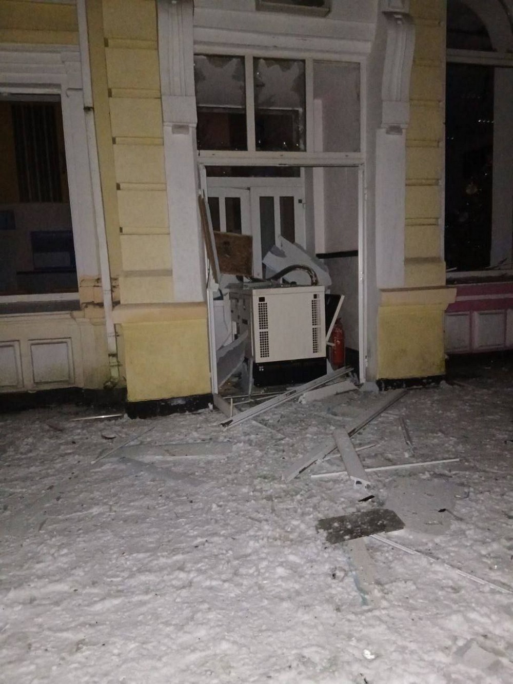 Внаслідок ворожої атаки пошкоджено вокзал на Дніпропетровщині. Серед поранених – рятувальник. Затримуються потяги. Внаслідок ворожої атаки пошкоджено вокзал на Дніпропетровщині. Серед поранених – рятувальник. Затримуються потяги.