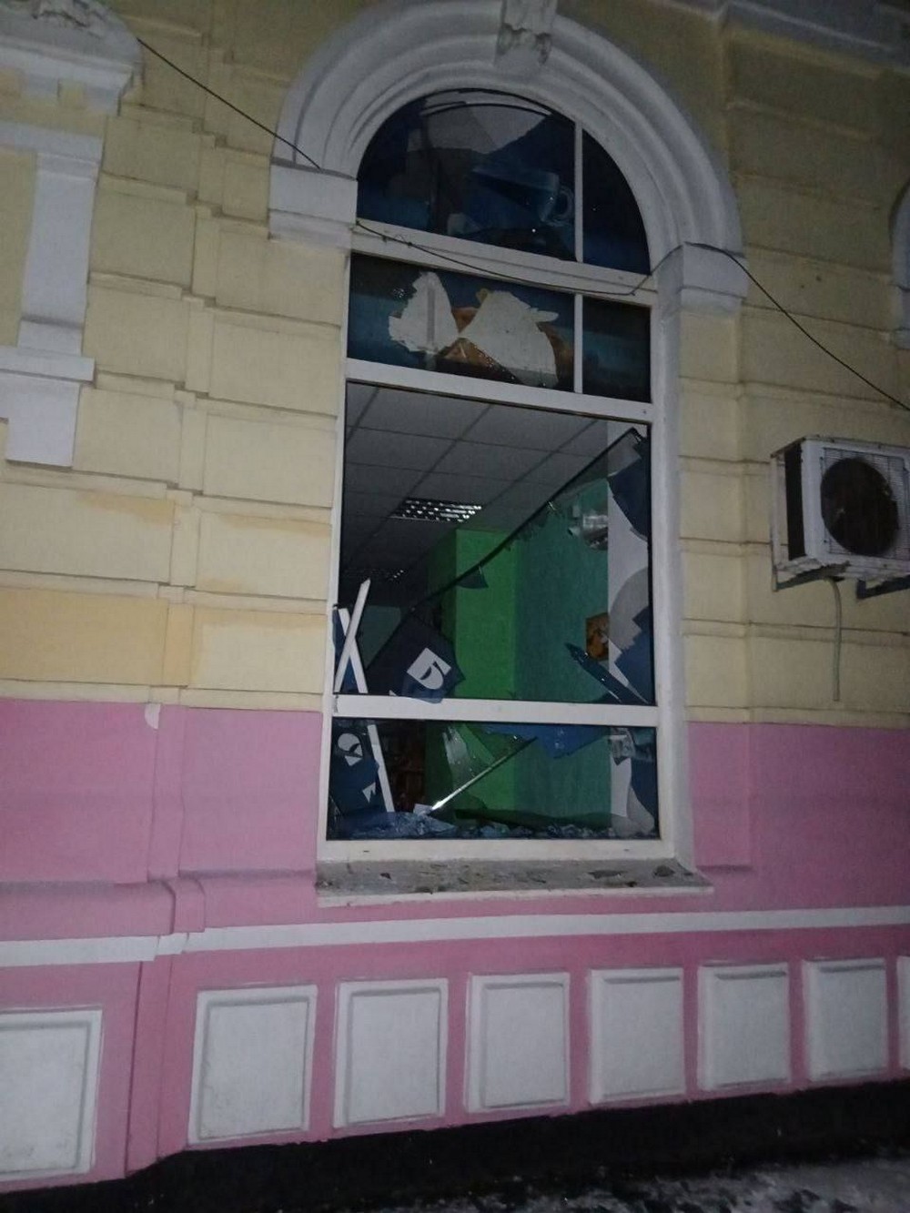 Внаслідок ворожої атаки пошкоджено вокзал на Дніпропетровщині. Серед поранених – рятувальник. Затримуються потяги. Внаслідок ворожої атаки пошкоджено вокзал на Дніпропетровщині. Серед поранених – рятувальник. Затримуються потяги.