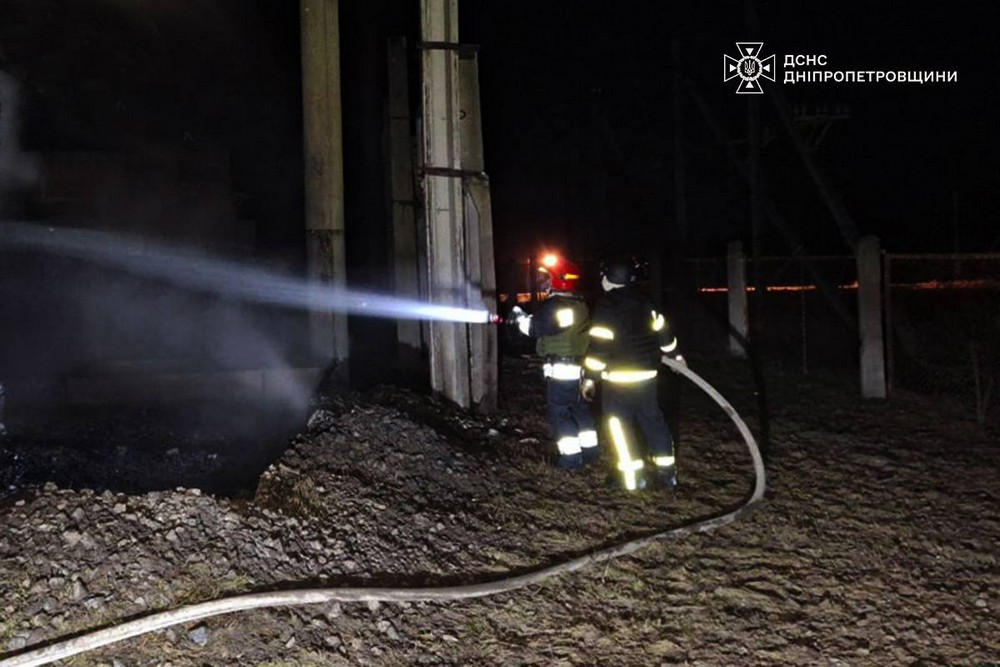 Внаслідок ворожої атаки пошкоджено вокзал на Дніпропетровщині. Серед поранених – рятувальник. Затримуються потяги. Внаслідок ворожої атаки пошкоджено вокзал на Дніпропетровщині. Серед поранених – рятувальник. Затримуються потяги.
