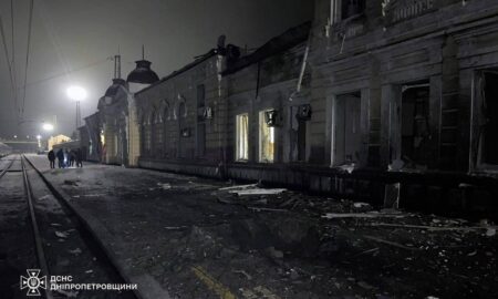 Пошкоджено вокзал на Дніпропетровщині, серед поранених рятувальник  (фото)