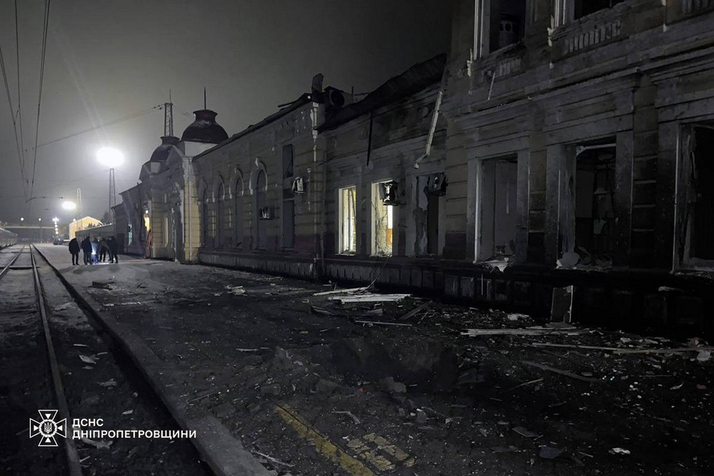 Пошкоджено вокзал на Дніпропетровщині, серед поранених рятувальник (фото) 1 Пошкоджено вокзал на Дніпропетровщині, серед поранених рятувальник (фото)