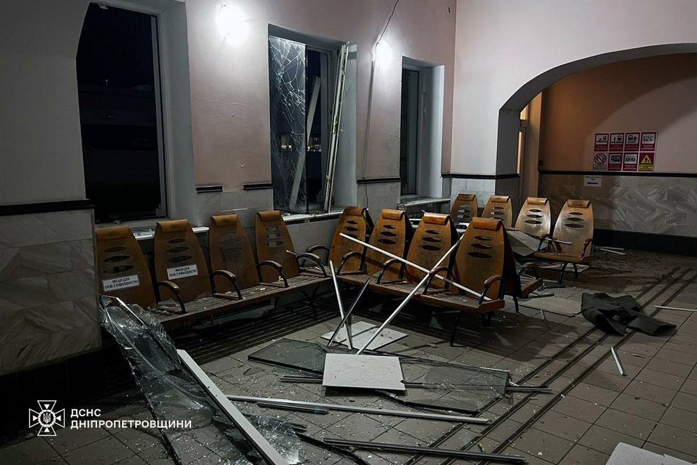 Внаслідок ворожої атаки пошкоджено вокзал на Дніпропетровщині. Серед поранених – рятувальник. Затримуються потяги. Внаслідок ворожої атаки пошкоджено вокзал на Дніпропетровщині. Серед поранених – рятувальник. Затримуються потяги.