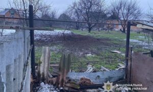 Перебував на подвір’ї, коли поруч прилетів снаряд: про смертельний обстріл Нікопольщини і атаки на ще три райони області розповіли у поліції