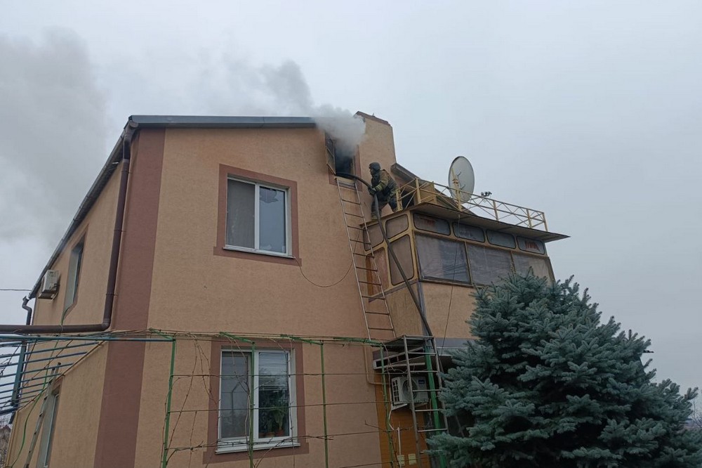 Стало відомо про загибель жінки у Нікополі, поранено чоловіка, під обстрілами були також район і Криворіжжя, побито дитсадок, будинки (фото) Стало відомо про загибель жінки у Нікополі, поранено чоловіка, під обстрілами були також район і Криворіжжя, побито дитсадок, будинки (фото)