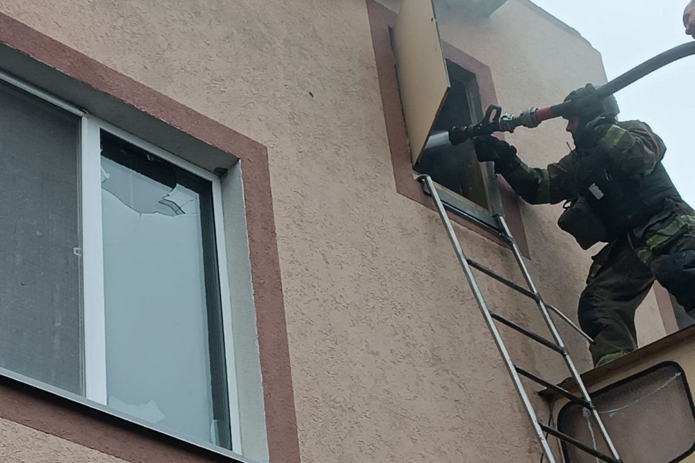 Стало відомо про загибель жінки у Нікополі, поранено чоловіка, під обстрілами були також район і Криворіжжя, побито дитсадок, будинки (фото) Стало відомо про загибель жінки у Нікополі, поранено чоловіка, під обстрілами були також район і Криворіжжя, побито дитсадок, будинки (фото)