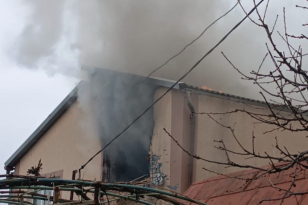 Стало відомо про загибель жінки у Нікополі, поранено чоловіка, під обстрілами були також район і Криворіжжя, побито дитсадок, будинки (фото) Стало відомо про загибель жінки у Нікополі, поранено чоловіка, під обстрілами були також район і Криворіжжя, побито дитсадок, будинки (фото)