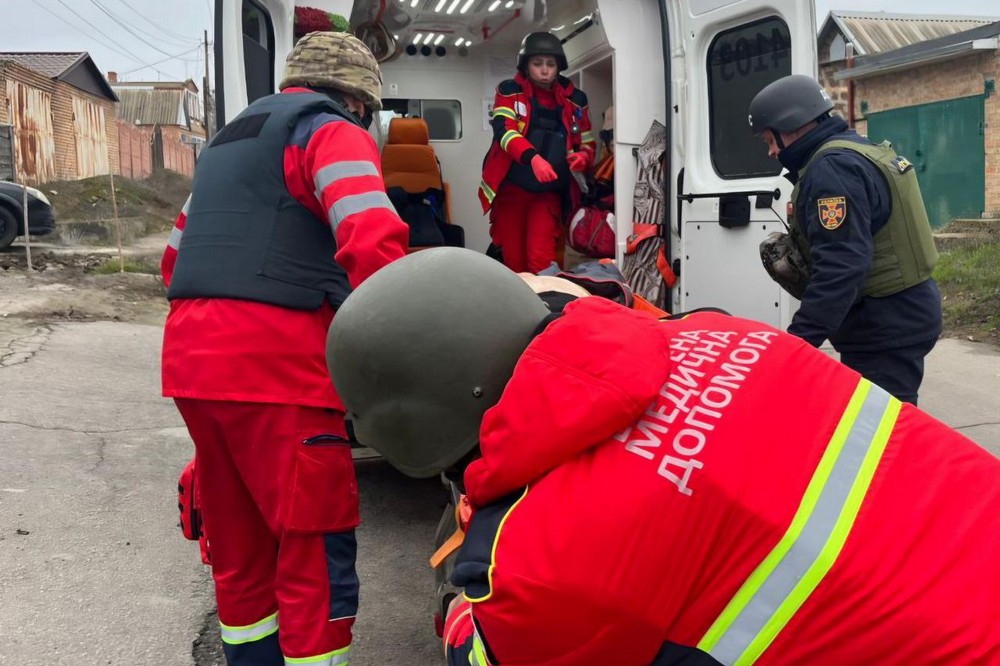 Стало відомо про загибель жінки у Нікополі, поранено чоловіка, під обстрілами були також район і Криворіжжя, побито дитсадок, будинки (фото) Стало відомо про загибель жінки у Нікополі, поранено чоловіка, під обстрілами були також район і Криворіжжя, побито дитсадок, будинки (фото)