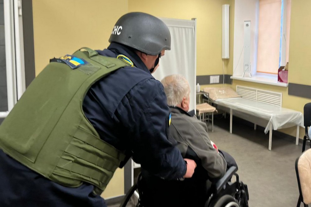 Стало відомо про загибель жінки у Нікополі, поранено чоловіка, під обстрілами були також район і Криворіжжя, побито дитсадок, будинки (фото) Стало відомо про загибель жінки у Нікополі, поранено чоловіка, під обстрілами були також район і Криворіжжя, побито дитсадок, будинки (фото)