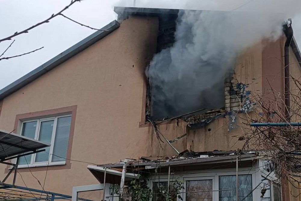 Стало відомо про загибель жінки у Нікополі, поранено чоловіка, під обстрілами були також район і Криворіжжя, побито дитсадок, будинки (фото) Стало відомо про загибель жінки у Нікополі, поранено чоловіка, під обстрілами були також район і Криворіжжя, побито дитсадок, будинки (фото)