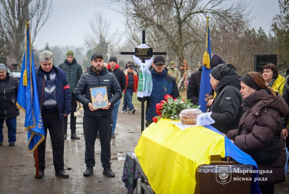 Повернувся додому «на щиті» через 16 місяців після загибелі… На Нікопольщині сьогодні провели в останню путь Героя (фото) Повернувся додому «на щиті» через 16 місяців після загибелі… На Нікопольщині сьогодні провели в останню путь Героя (фото)