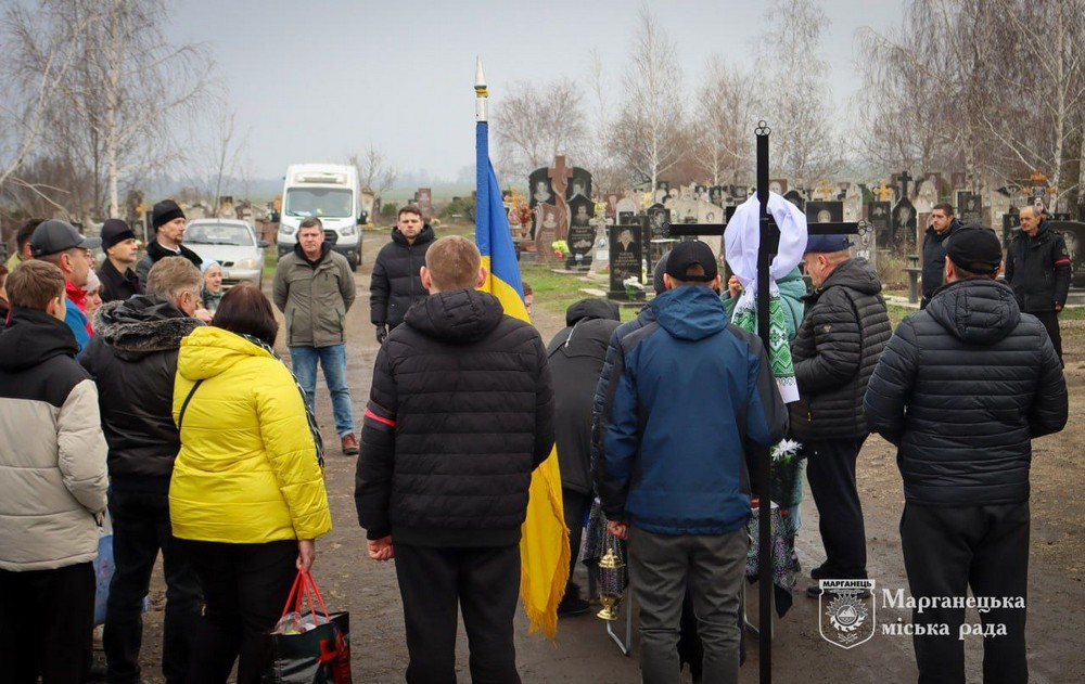 Повернувся додому «на щиті» через 16 місяців після загибелі… На Нікопольщині сьогодні провели в останню путь Героя (фото) Повернувся додому «на щиті» через 16 місяців після загибелі… На Нікопольщині сьогодні провели в останню путь Героя (фото)