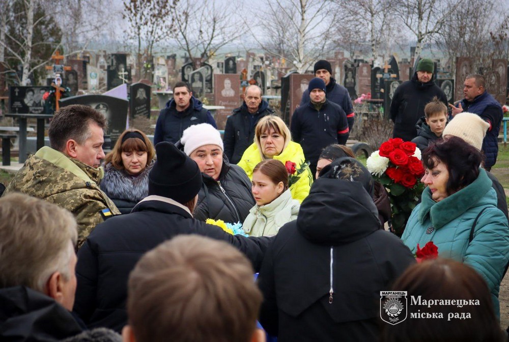Повернувся додому «на щиті» через 16 місяців після загибелі… На Нікопольщині сьогодні провели в останню путь Героя (фото) Повернувся додому «на щиті» через 16 місяців після загибелі… На Нікопольщині сьогодні провели в останню путь Героя (фото)
